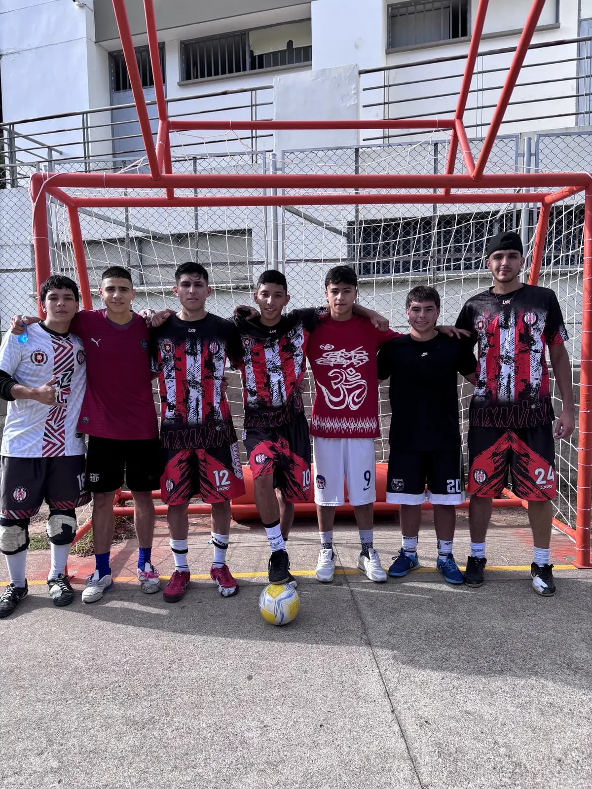 Equipo posando frente al arco rojo